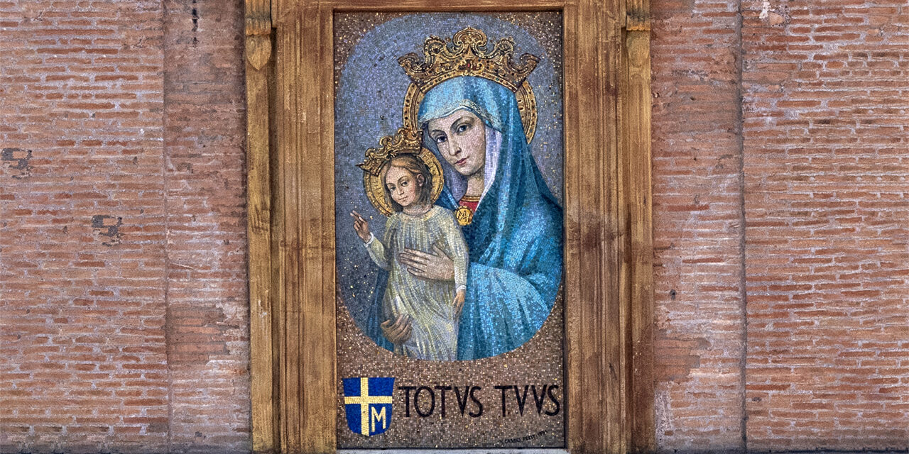 «Cheia de Graça, Senhora assunta ao céu Protege-nos a nós, teus filhos, guarda-nos sob o teu véu»